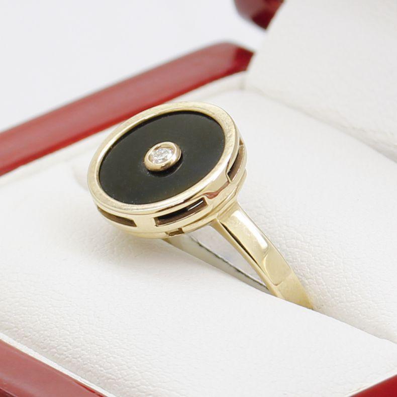 Runder Schwarzer Onyx-Ring aus Gelbgold mit Diamantbesatz, neu
Onyx mit Lünette 13,7 mm Durchmesser
Diamant-Lünette 3,1 mm Durchmesser
4,3 mm hoch
2,6 mm Bandbreite