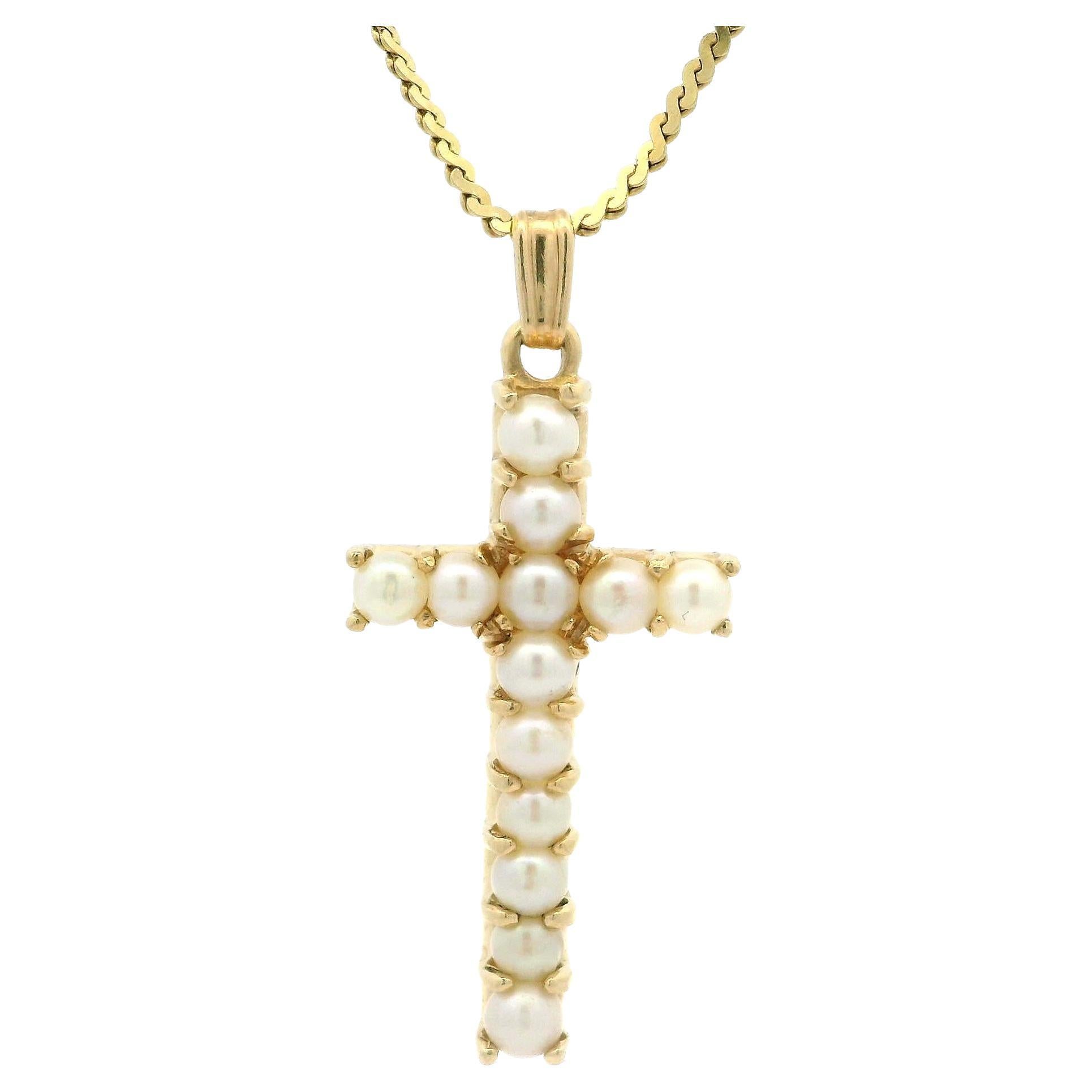 Ciondolo a croce rotonda di perle in oro giallo su una collana a catena A Link da 23,5". in vendita