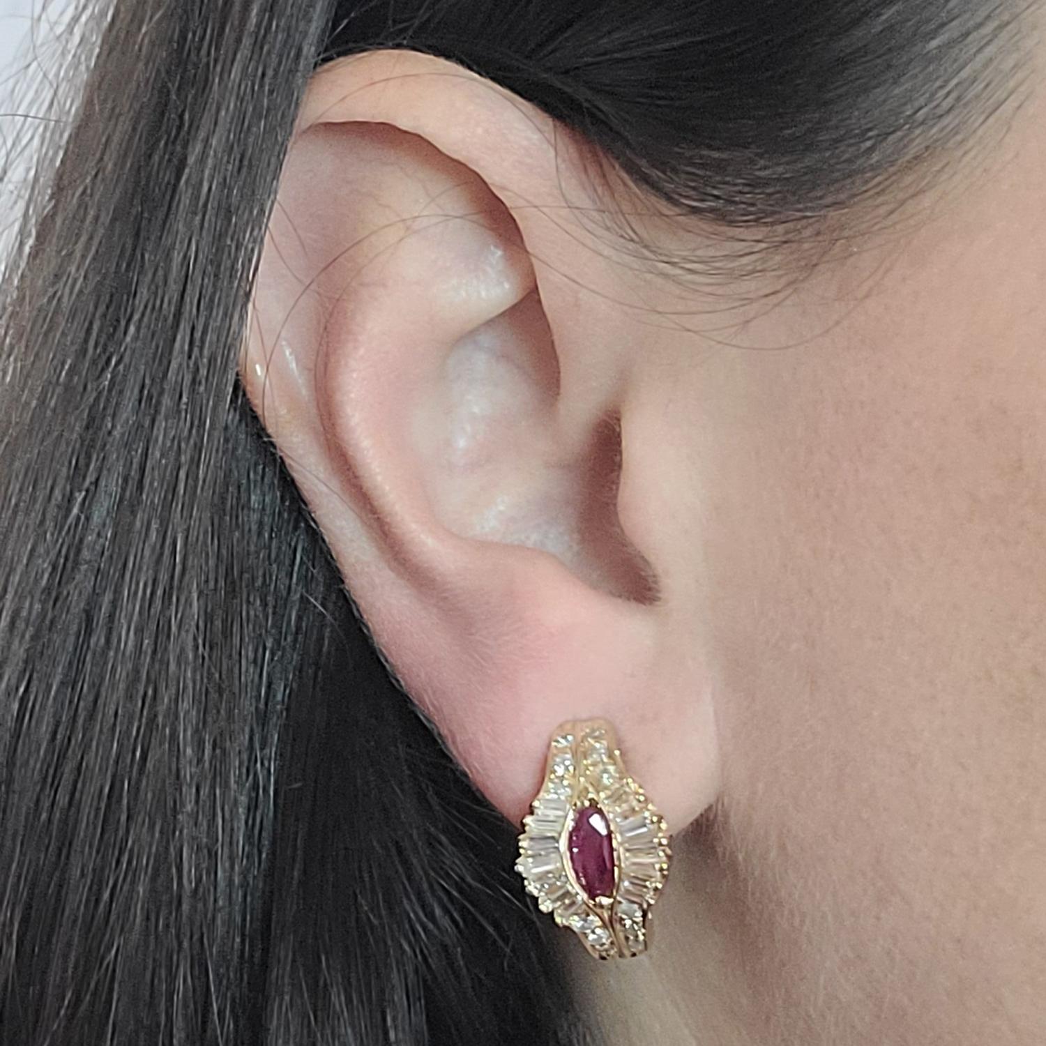 14 Karat Gelbgold geschwungene Ohrringe mit 2 Rubinen im Marquise-Schliff mit insgesamt 0,40 Karat, akzentuiert durch 28 Diamanten im Baguetteschliff und 24 Diamanten im Brillantschliff mit SI-Reinheit und H-Farbe mit insgesamt 0,80 Karat.