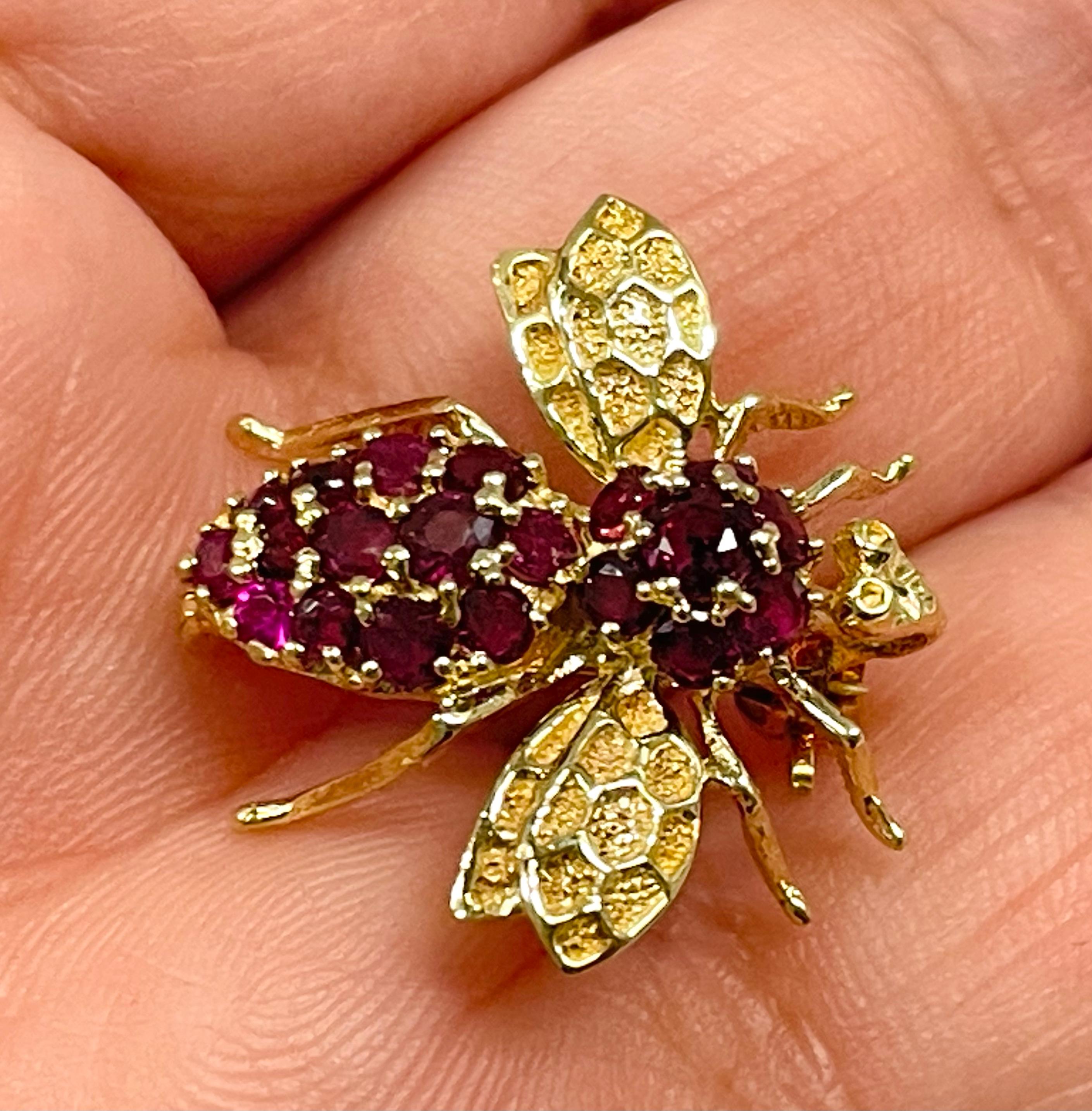 Round Cut Yellow Gold Ruby Bee Fly Brooch Pin For Sale