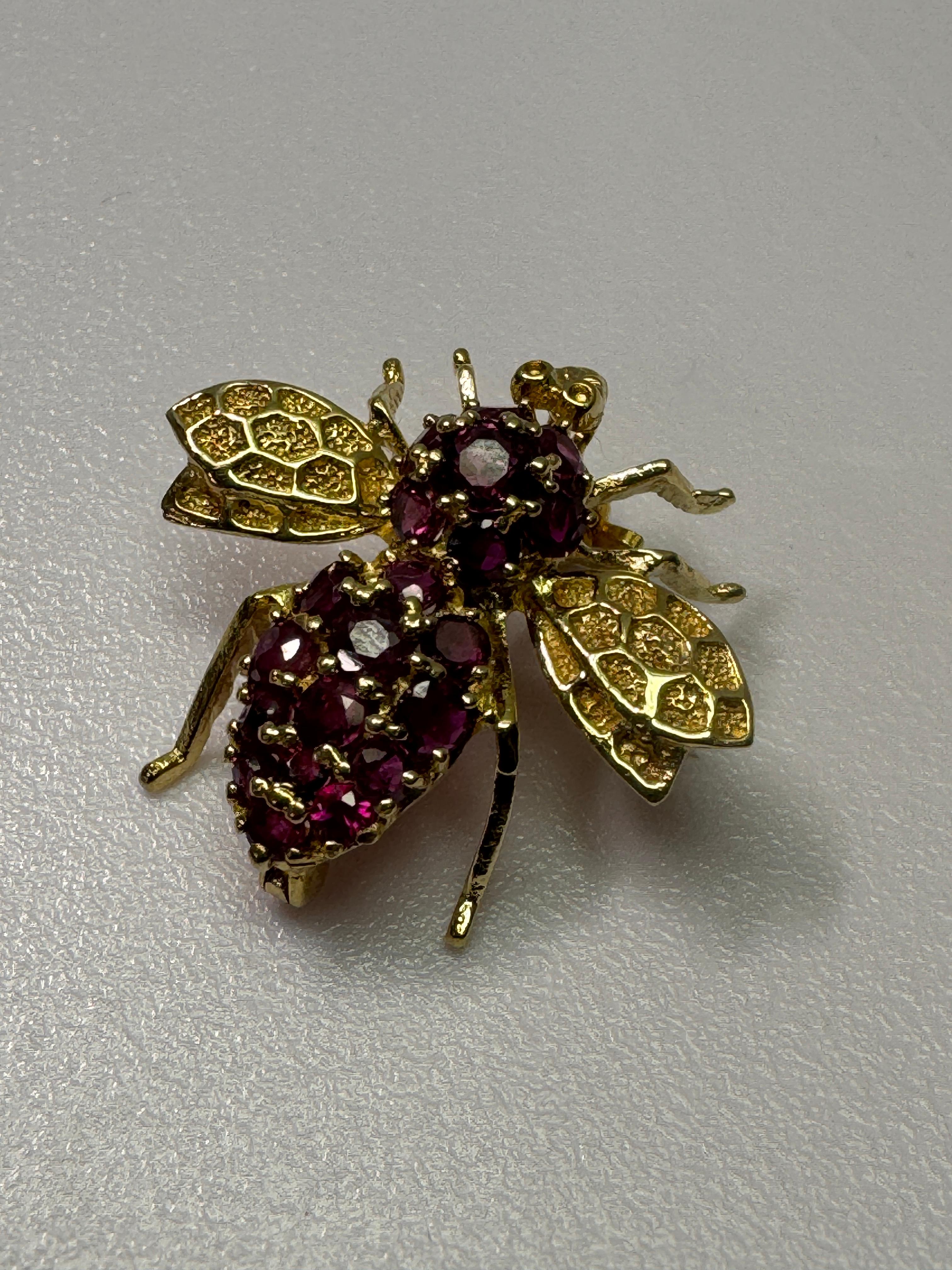 Gelbgold Rubin Biene Fliege Brosche Pin für Damen oder Herren im Angebot