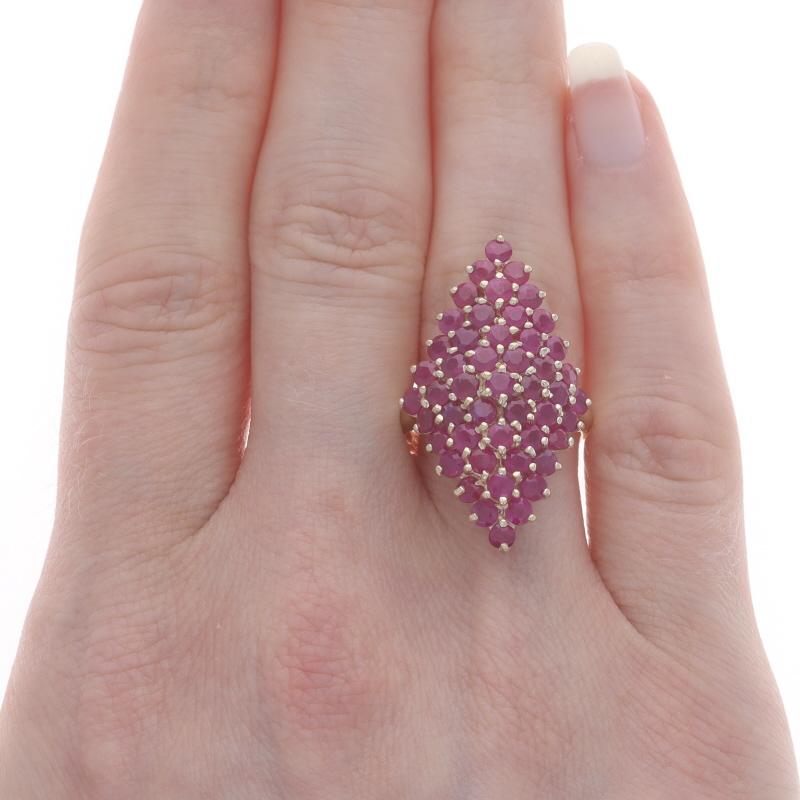 Taille ronde Bague cocktail grappe de rubis ronds en or jaune 14 carats 5,39 carats en vente