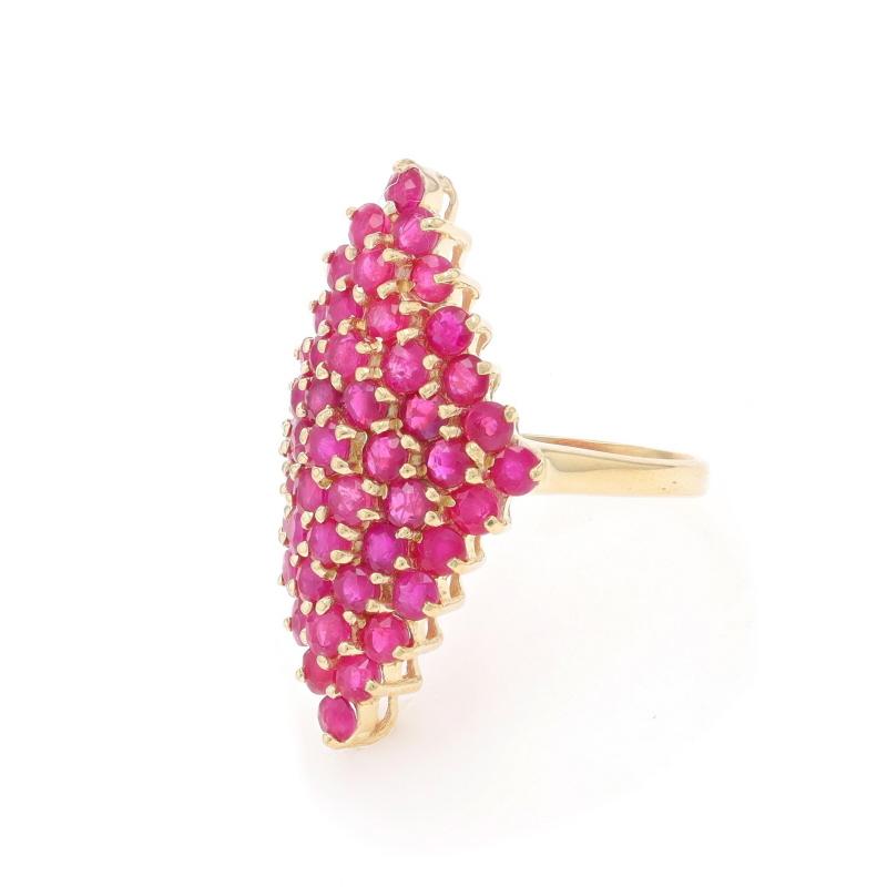 Bague cocktail grappe de rubis ronds en or jaune 14 carats 5,39 carats Excellent état - En vente à Greensboro, NC
