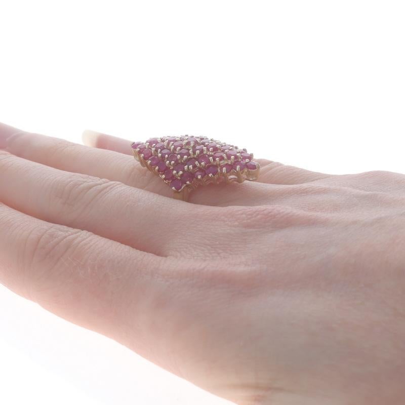 Bague cocktail grappe de rubis ronds en or jaune 14 carats 5,39 carats Pour femmes en vente