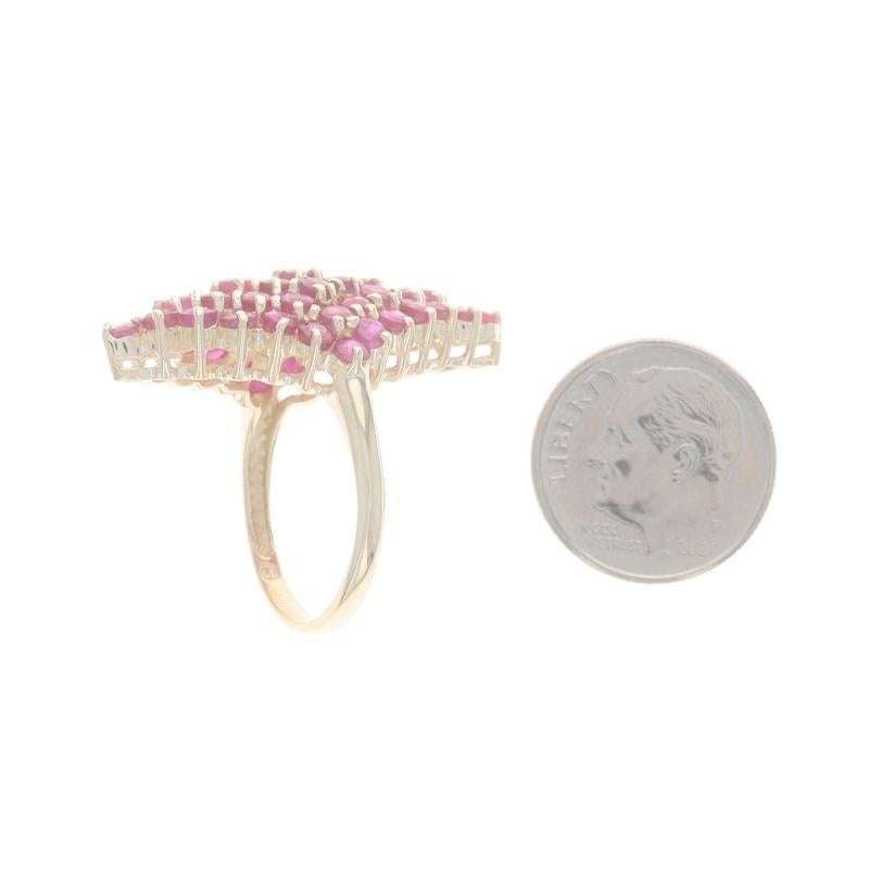 Bague cocktail grappe de rubis ronds en or jaune 14 carats 5,39 carats en vente 1