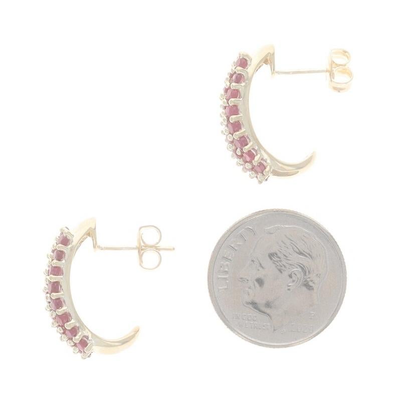 Taille ronde Boucles d'oreilles J-Hook en or jaune avec grappe de rubis - 14 carats ronds 1,50 ctw percés en vente
