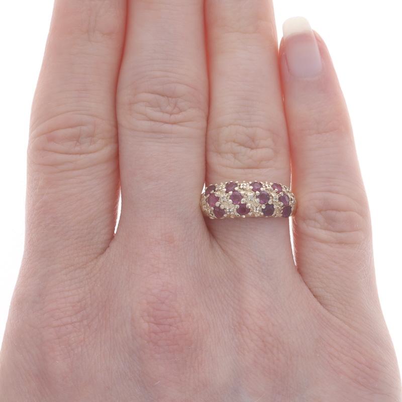 Taille ronde Bague ronde en or jaune 14 carats avec rubis et diamants de 1,24 carat en vente