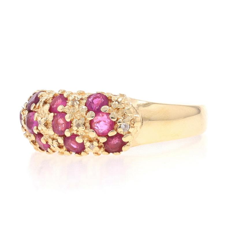 Bague ronde en or jaune 14 carats avec rubis et diamants de 1,24 carat Excellent état - En vente à Greensboro, NC