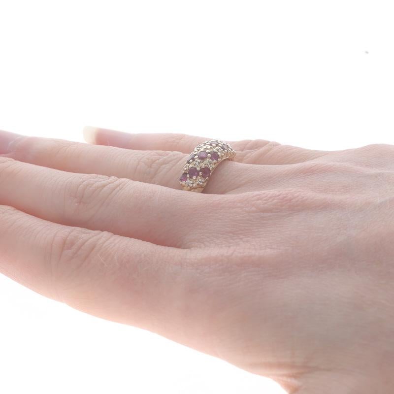 Bague ronde en or jaune 14 carats avec rubis et diamants de 1,24 carat Pour femmes en vente