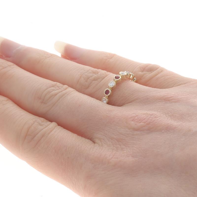 Anneau en or jaune avec rubis et diamant - 14k Round .34ctw Wedding Ring Neuf - En vente à Greensboro, NC