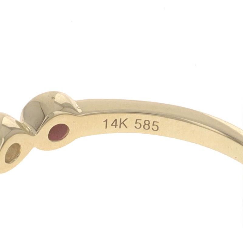 Anneau en or jaune avec rubis et diamant - 14k Round .34ctw Wedding Ring en vente 1