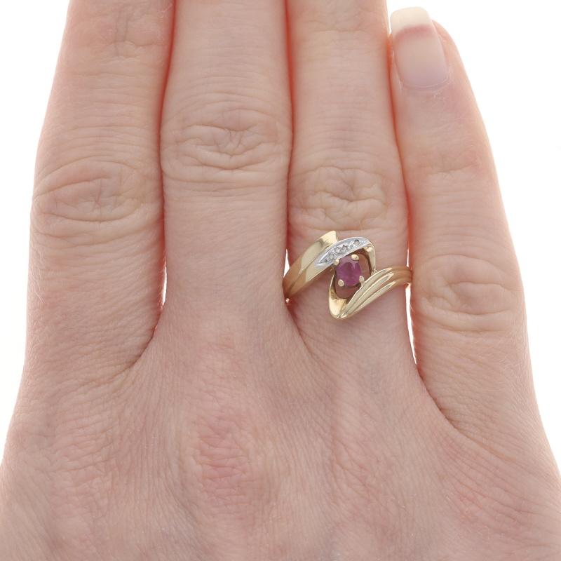 Bypass-Ring aus Gelbgold mit Rubin und Diamant - 10k Oval .20ct (Ovalschliff) im Angebot