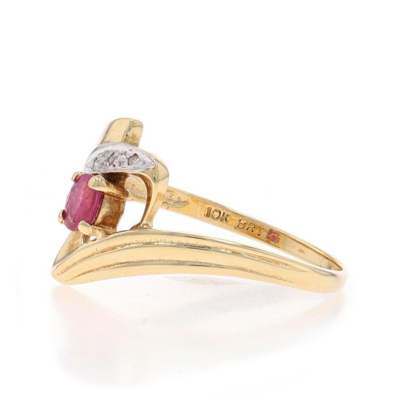 Bypass-Ring aus Gelbgold mit Rubin und Diamant - 10k Oval .20ct im Zustand „Hervorragend“ im Angebot in Greensboro, NC