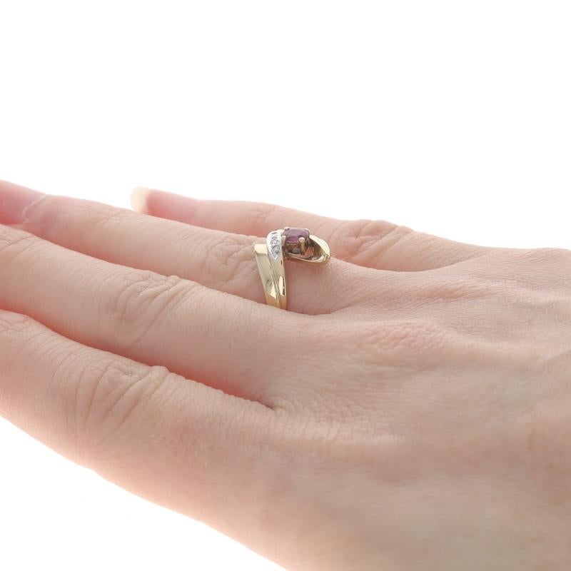 Bypass-Ring aus Gelbgold mit Rubin und Diamant - 10k Oval .20ct Damen im Angebot