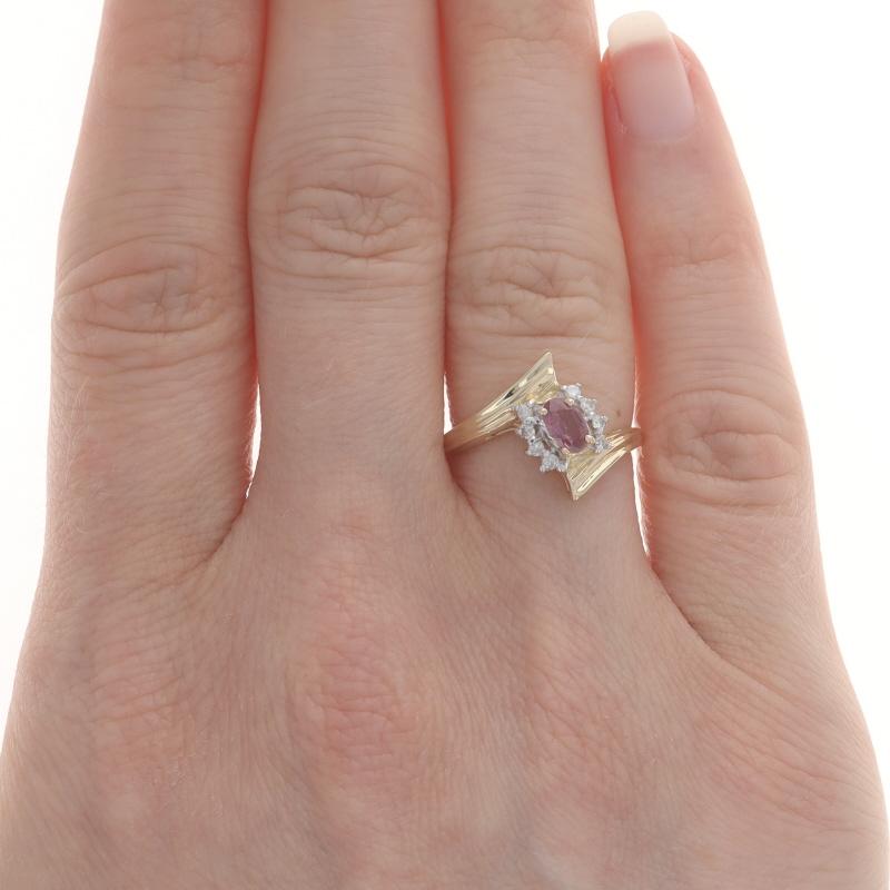 Taglio ovale Anello bypass con diamante e rubino in oro giallo - 14k Ovale 0,43ctw in vendita