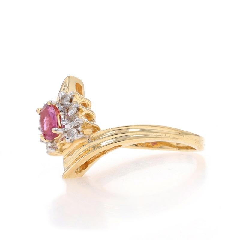 Anello bypass con diamante e rubino in oro giallo - 14k Ovale 0,43ctw In condizioni ottime in vendita a Greensboro, NC