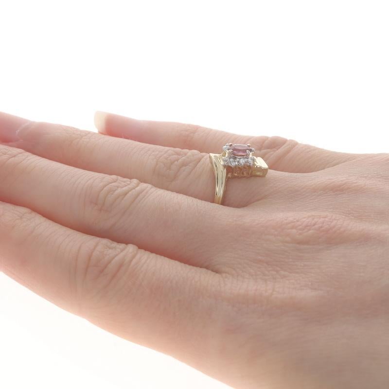 Donna Anello bypass con diamante e rubino in oro giallo - 14k Ovale 0,43ctw in vendita