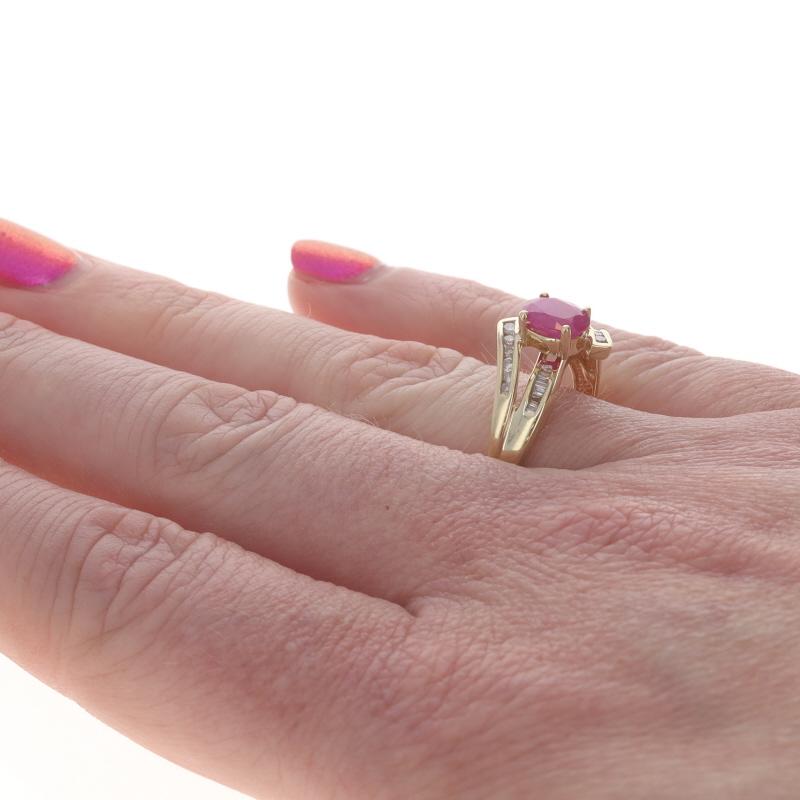 Gelbgold Rubin Diamant Bypass Ring - 14k Oval 1,16ctw Damen im Angebot