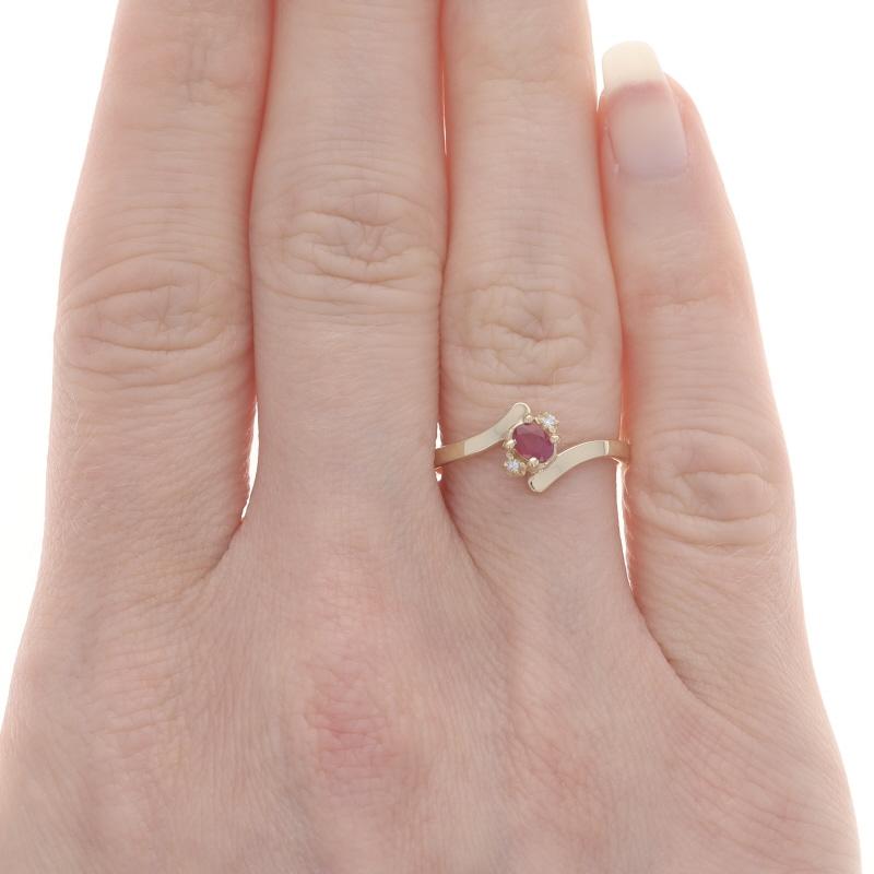 Taglio ovale Anello bypass con rubino e diamante in oro giallo - 14k Oval .14ctw in vendita