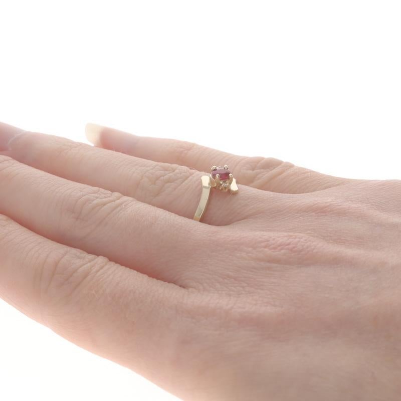 Anello bypass con rubino e diamante in oro giallo - 14k Oval .14ctw In condizioni ottime in vendita a Greensboro, NC