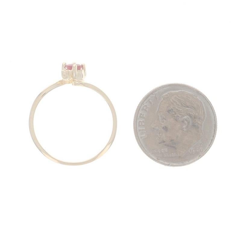 Donna Anello bypass con rubino e diamante in oro giallo - 14k Oval .14ctw in vendita