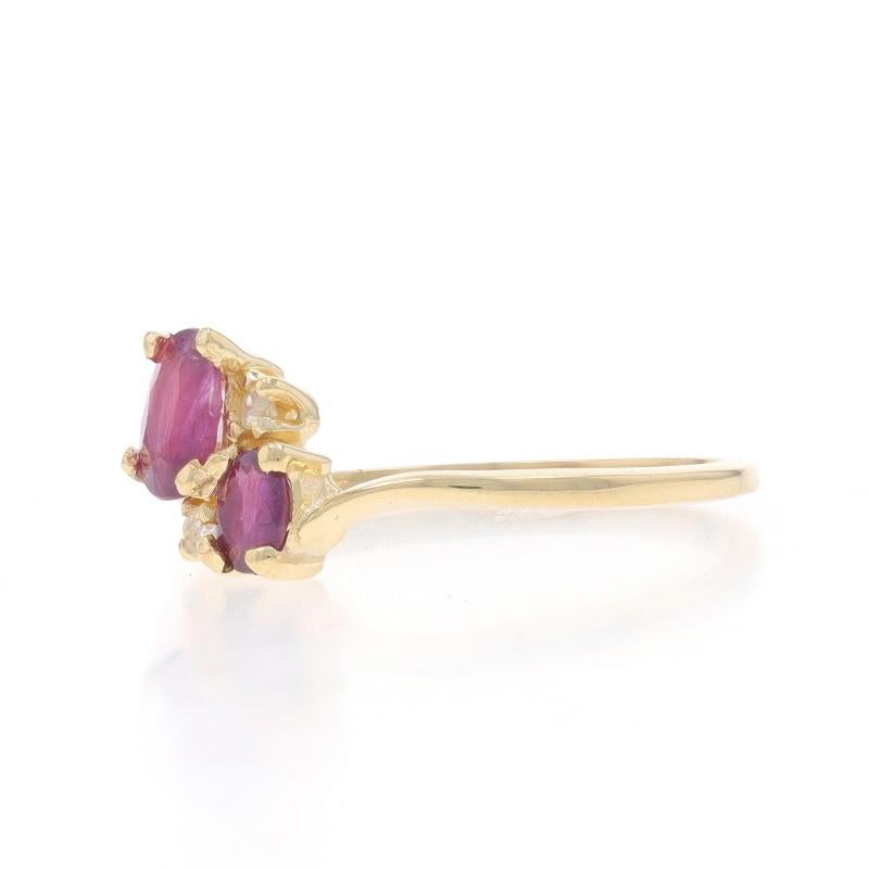 Taglio ovale Anello bypass con diamante e rubino in oro giallo - 14k Oval .55ctw Two-Stone in vendita