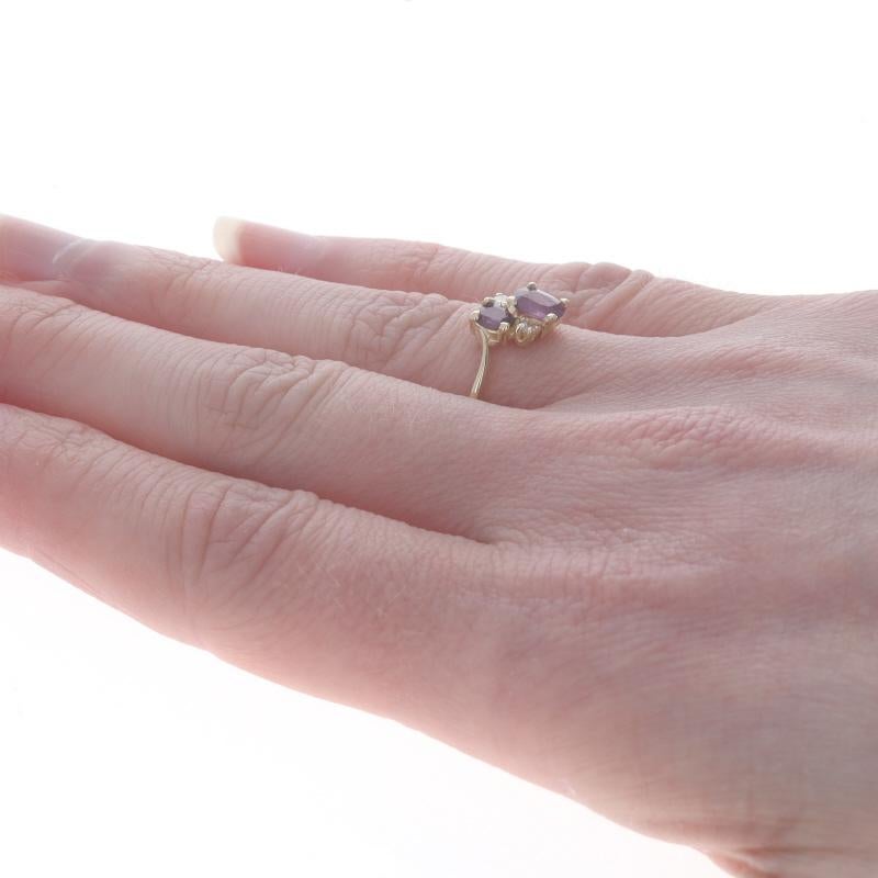 Anello bypass con diamante e rubino in oro giallo - 14k Oval .55ctw Two-Stone In condizioni ottime in vendita a Greensboro, NC