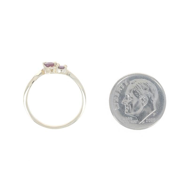 Donna Anello bypass con diamante e rubino in oro giallo - 14k Oval .55ctw Two-Stone in vendita