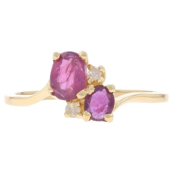 Anillo de oro amarillo con rubí y diamantes - 14k Ovalado .55ctw Dos Piedras