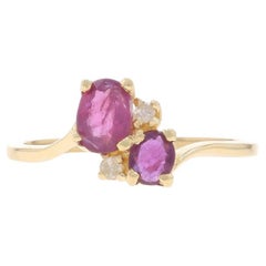 Bypass-Ring aus Gelbgold mit Rubin und Diamant - 14k Oval .55ctw Zweistein