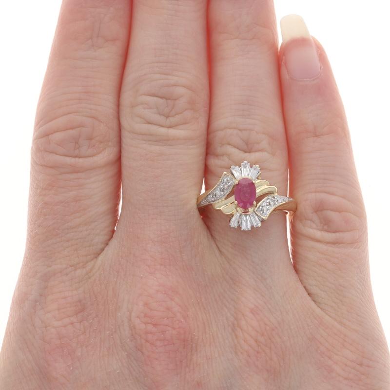 Taille ovale Bague bypass en or jaune avec rubis et diamant - 14k Oval .85ctw en vente