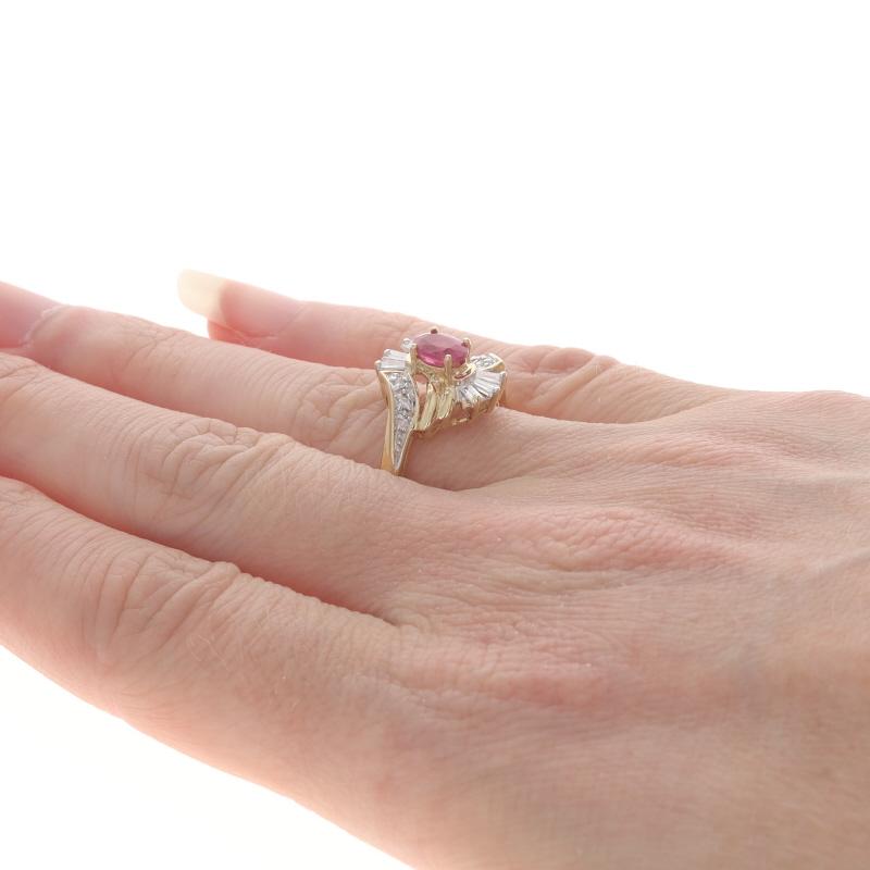 Bague bypass en or jaune avec rubis et diamant - 14k Oval .85ctw Pour femmes en vente