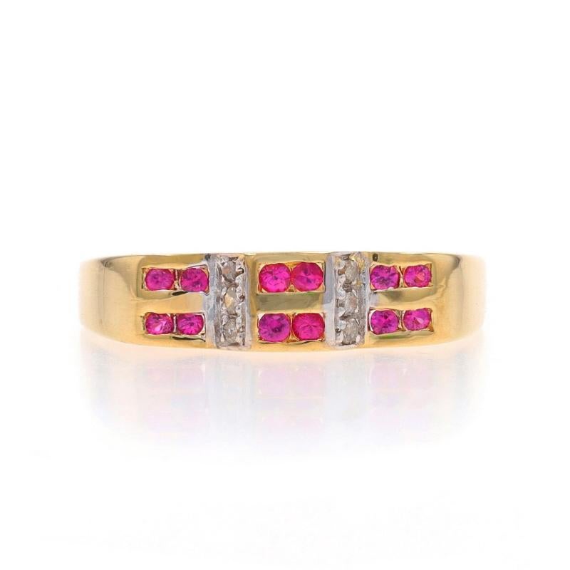 Taille : 5
Frais de taille : Up&Up pour 40 $ ou Down pour 40 $.

Contenu du métal : Or jaune 18k et or blanc 18k

Informations sur les pierres

Rubis naturel
Traitement : Chauffage
Carat(s) : .36ctw
Coupe : Ronde
Couleur : rouge rosé

Diamants