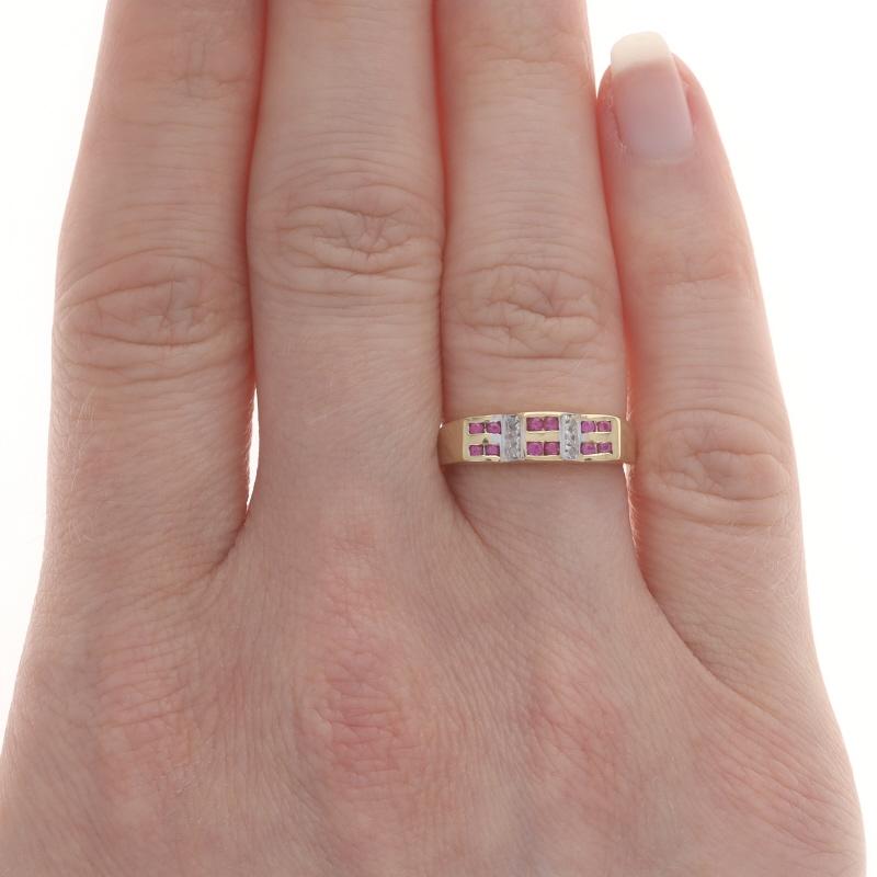 Taille ronde Anneau en or jaune avec rubis et diamants - Bague ronde en or jaune 18k de 0,39ctw en vente