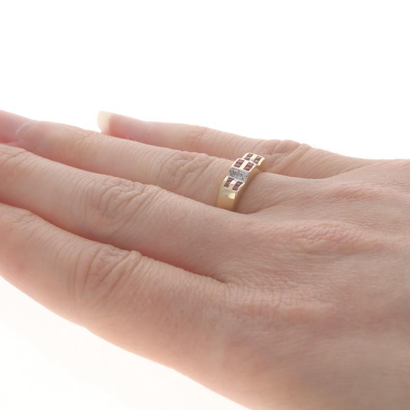 Anneau en or jaune avec rubis et diamants - Bague ronde en or jaune 18k de 0,39ctw Pour femmes en vente