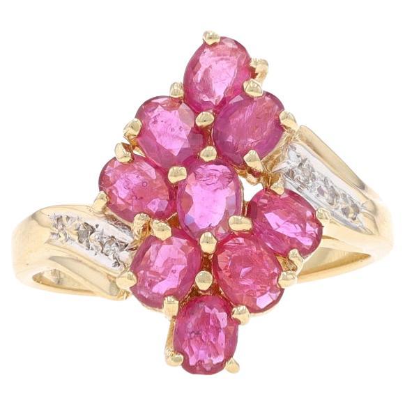 Anillo de oro amarillo de cóctel con racimo de rubíes y diamantes - 10k Oval 1.02ctw en venta