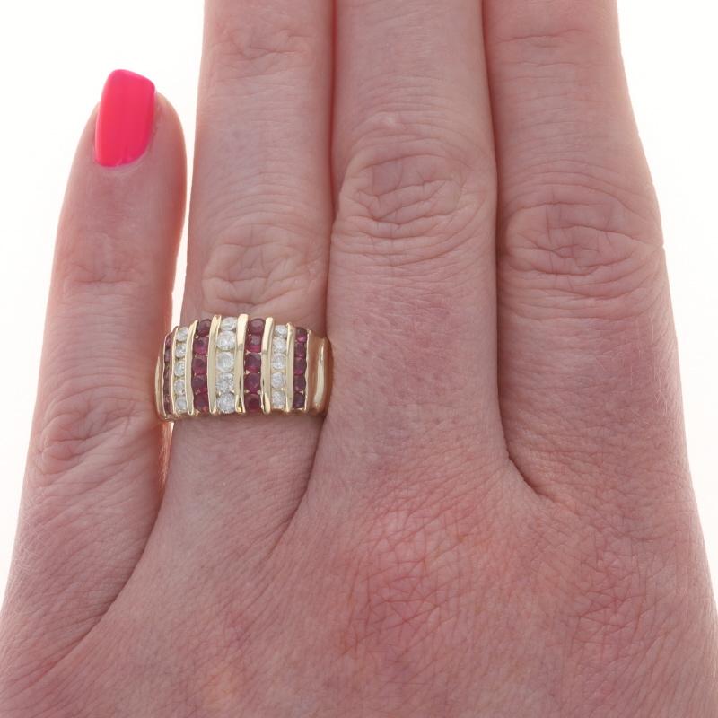 Taglio rotondo Anello a strisce in oro giallo con diamanti a grappolo e cocktail a cupola 14k Rd 1,80ctw in vendita