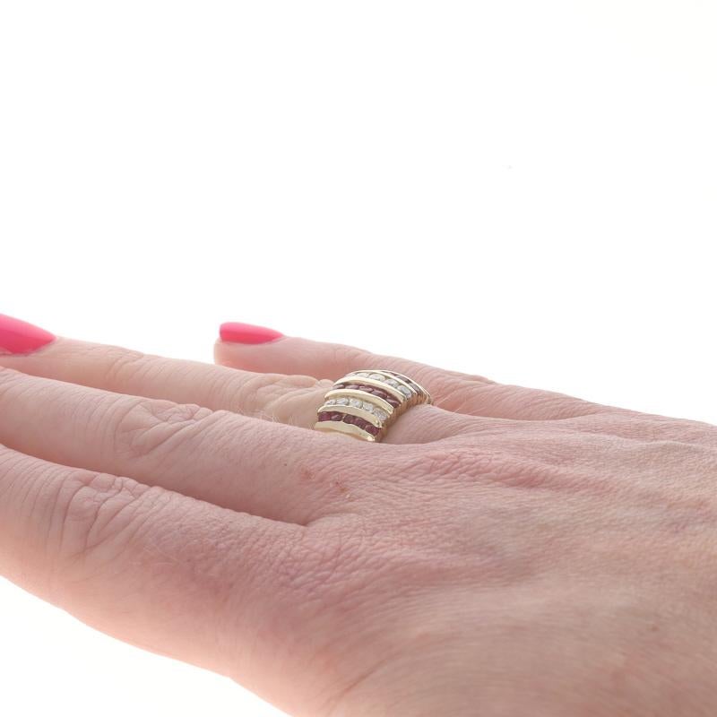 Donna Anello a strisce in oro giallo con diamanti a grappolo e cocktail a cupola 14k Rd 1,80ctw in vendita