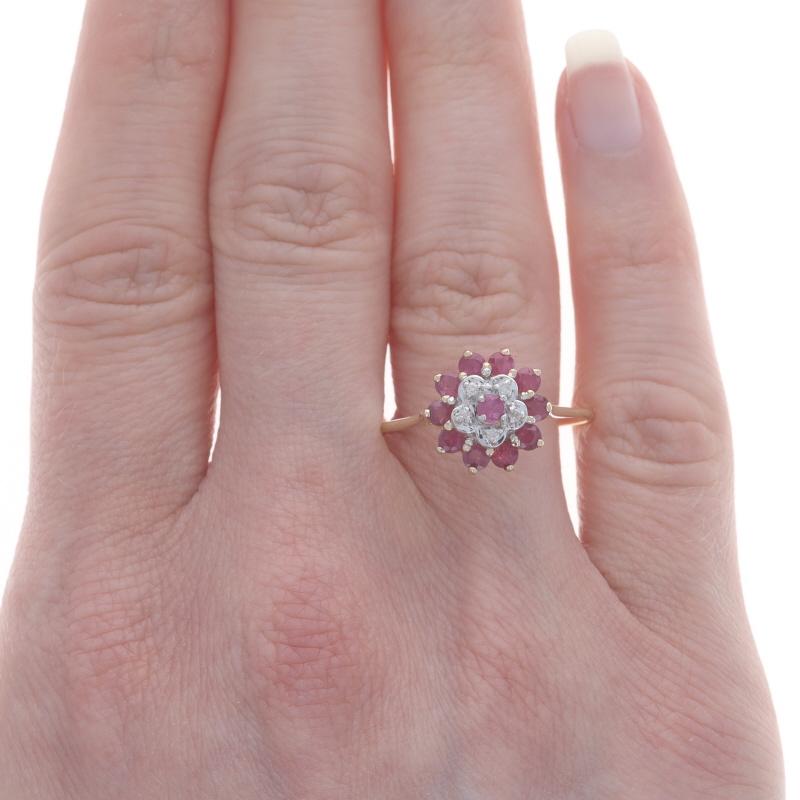 Taille ronde Bague cocktail halo de diamants en or jaune 14 carats avec fleurs de 1,15 carat en vente
