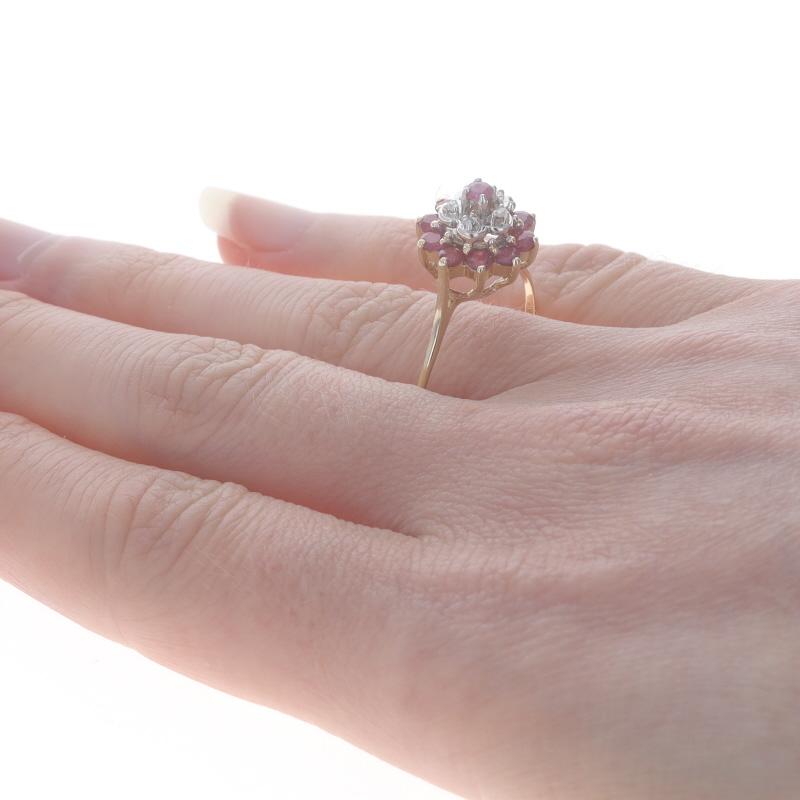 Bague cocktail halo de diamants en or jaune 14 carats avec fleurs de 1,15 carat Pour femmes en vente