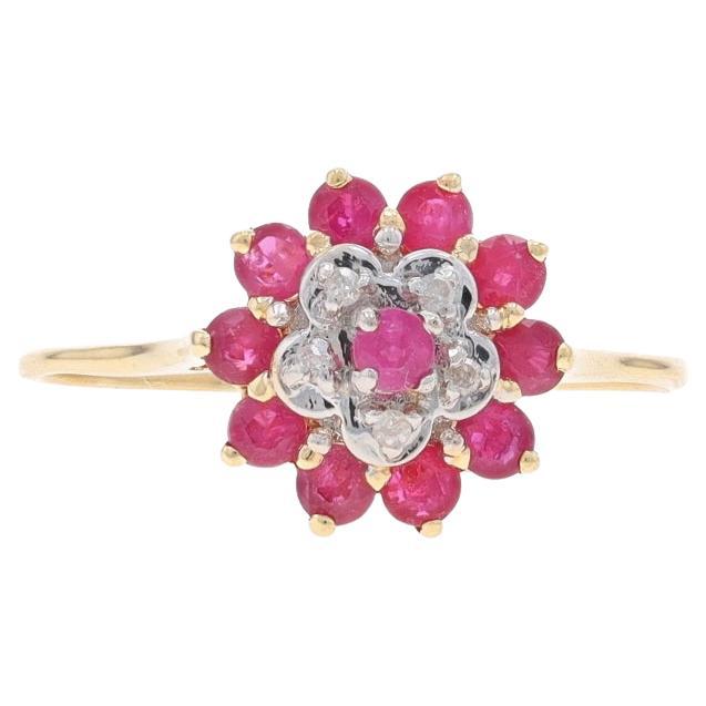 Anillo Halo de Cóctel de Oro Amarillo con Racimo de Rubíes y Diamantes - 14k Redondo 1.15ctw Floral