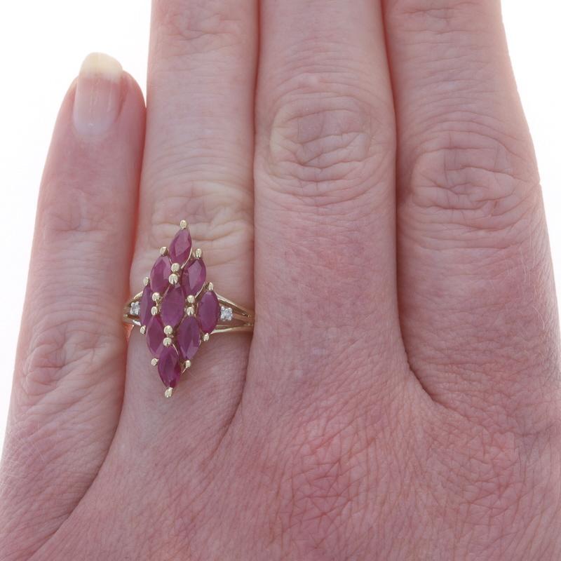 Taglio marquise Anello Cocktail in oro giallo con diamanti e rubini - 10k Marquise 2.72ctw in vendita