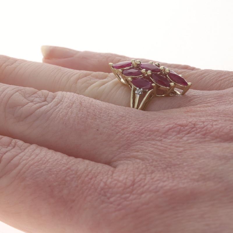 Donna Anello Cocktail in oro giallo con diamanti e rubini - 10k Marquise 2.72ctw in vendita