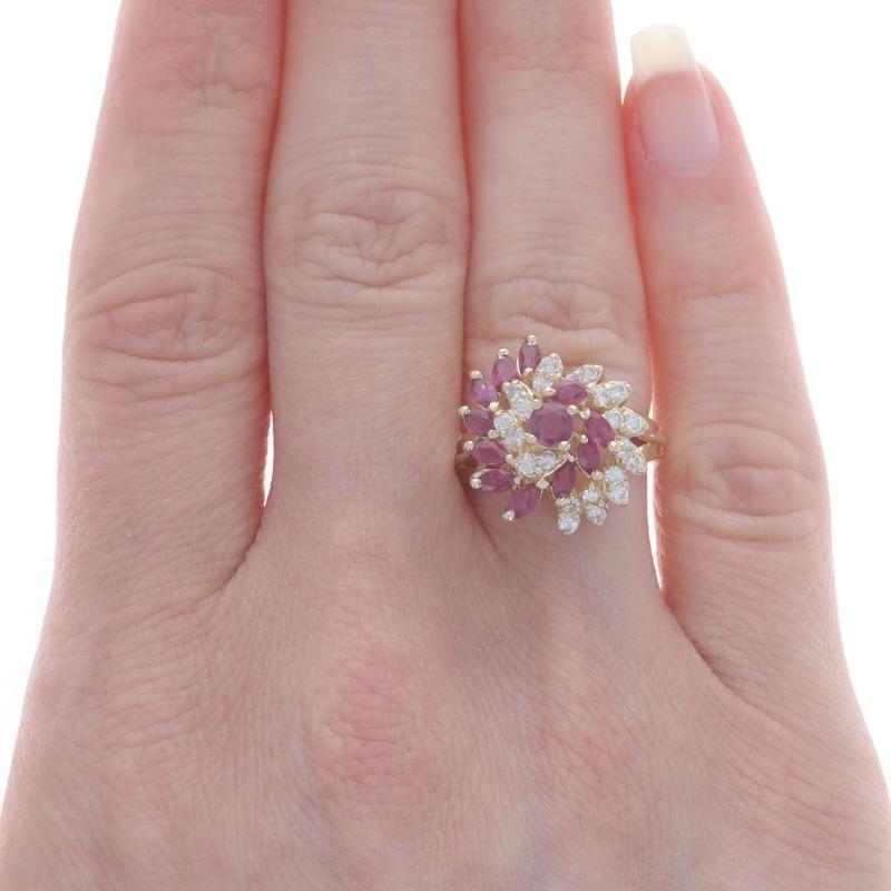 Taille Marquise Bague cocktail grappe de rubis et de diamants en or jaune 14 carats avec tourbillon de 1,4 carat en vente
