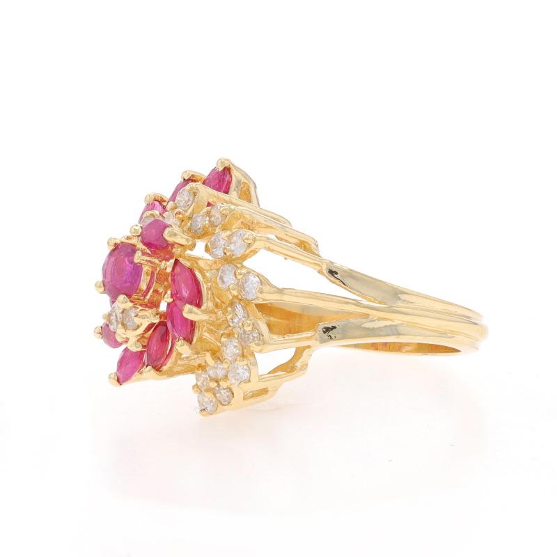 Bague cocktail grappe de rubis et de diamants en or jaune 14 carats avec tourbillon de 1,4 carat Excellent état - En vente à Greensboro, NC