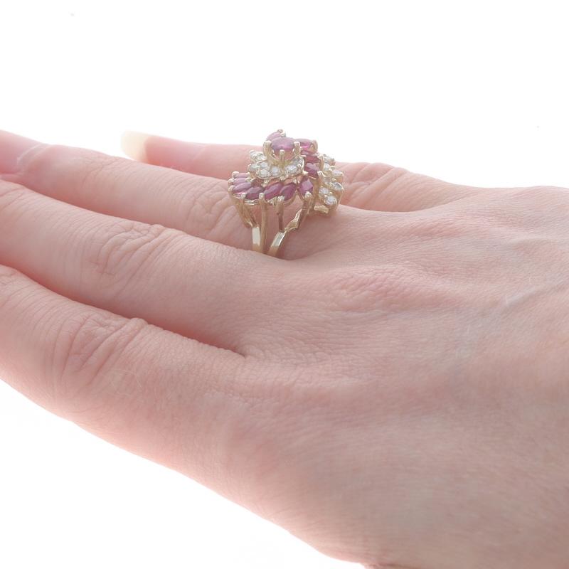 Bague cocktail grappe de rubis et de diamants en or jaune 14 carats avec tourbillon de 1,4 carat Pour femmes en vente
