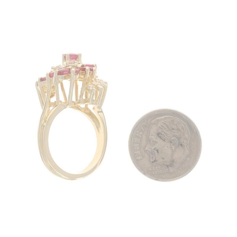 Bague cocktail grappe de rubis et de diamants en or jaune 14 carats avec tourbillon de 1,4 carat en vente 1