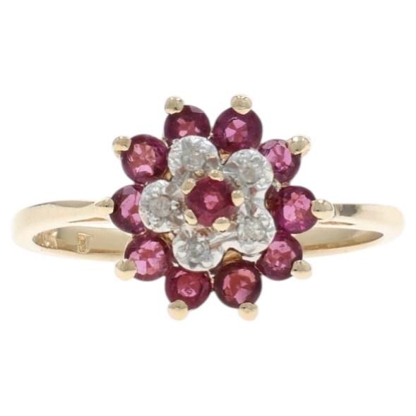 Anello a raggiera con diamanti e rubini in oro giallo - 10k Round .49ctw Floral in vendita