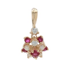 Ciondolo a grappolo di diamanti e rubini in oro giallo - 14k Round .52ctw Floral