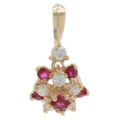 Ciondolo a grappolo di diamanti e rubini in oro giallo - 14k Round .52ctw Floral